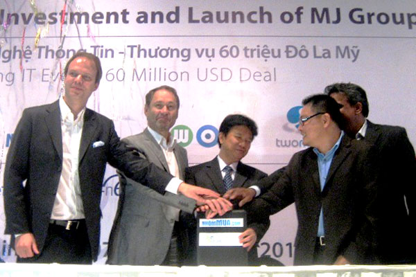 Tom Trần (bên phải) bắt tay vui vẻ với các nhà đầu tư hồi tháng 9.2011
